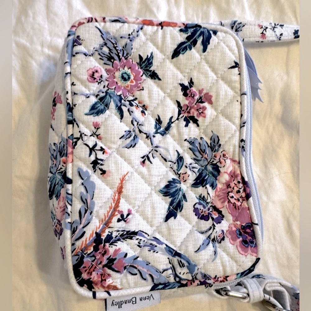 Vera Bradley, Crossbody, Cottage Core ,Floral Design. Mini Handbag. Cute Sweet